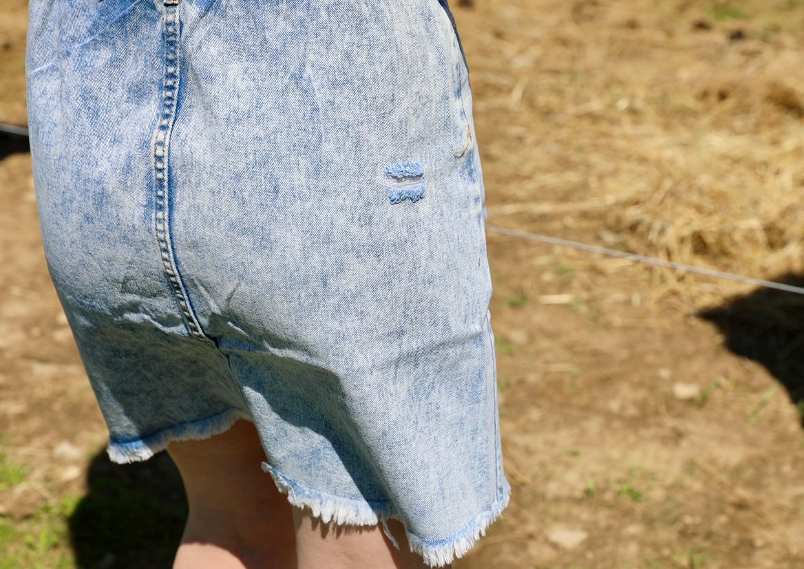 BUTTON CLOSURE RAW EDGE POCKETS WASH DENIM SKIRT