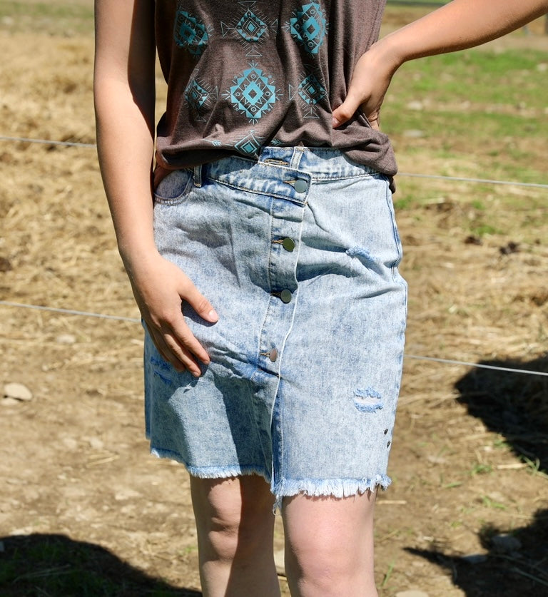 BUTTON CLOSURE RAW EDGE POCKETS WASH DENIM SKIRT