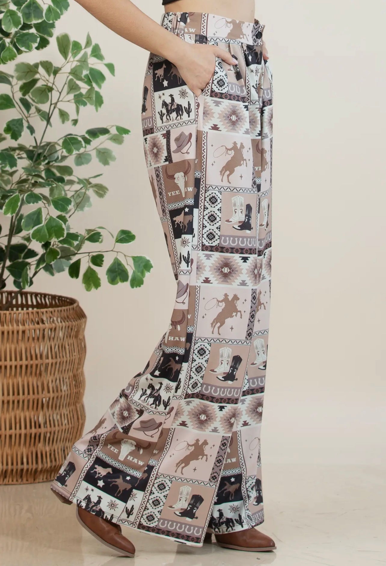 Nora Western Patch Collage
Print Slack Pants