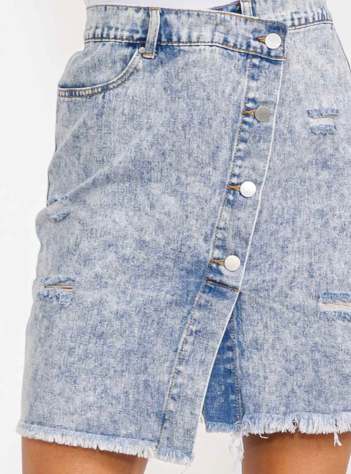 BUTTON CLOSURE RAW EDGE POCKETS WASH DENIM SKIRT