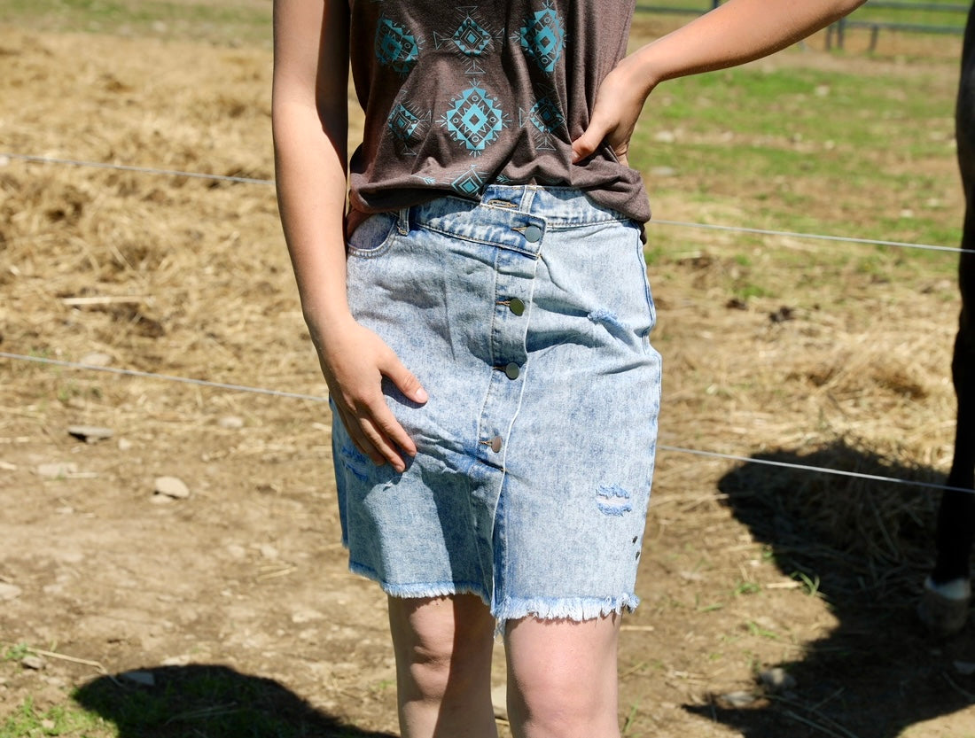 BUTTON CLOSURE RAW EDGE POCKETS WASH DENIM SKIRT