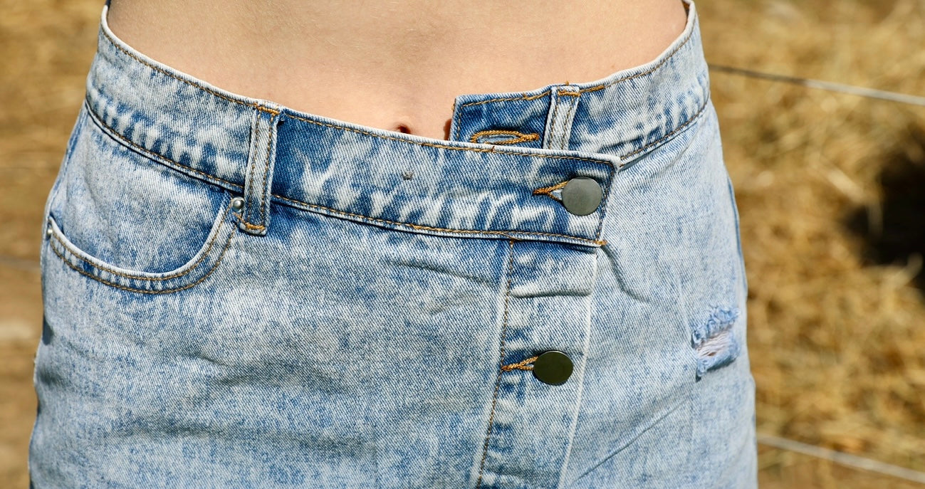 BUTTON CLOSURE RAW EDGE POCKETS WASH DENIM SKIRT