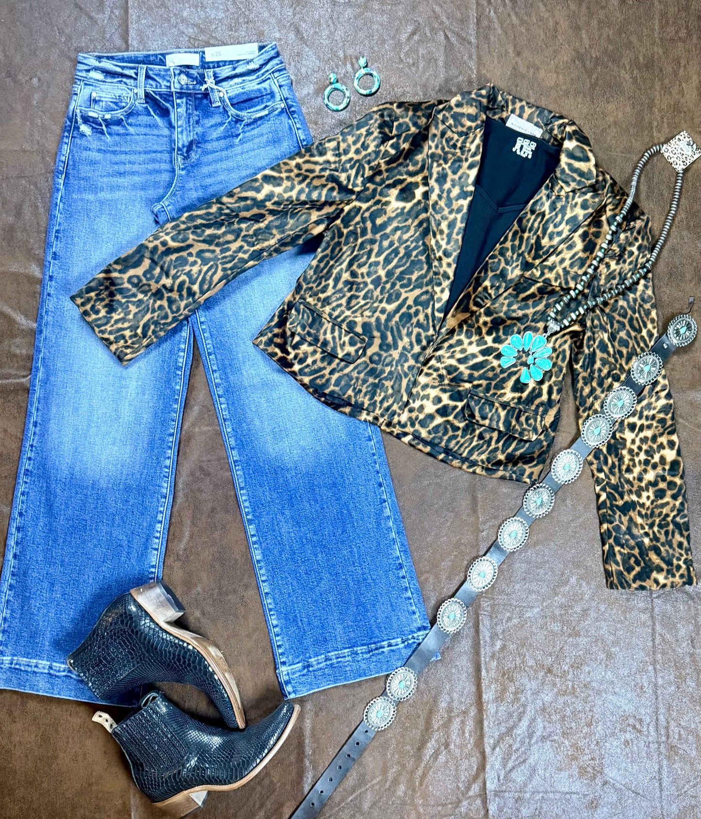 Velvet Leopard Print Cropped
Blazer