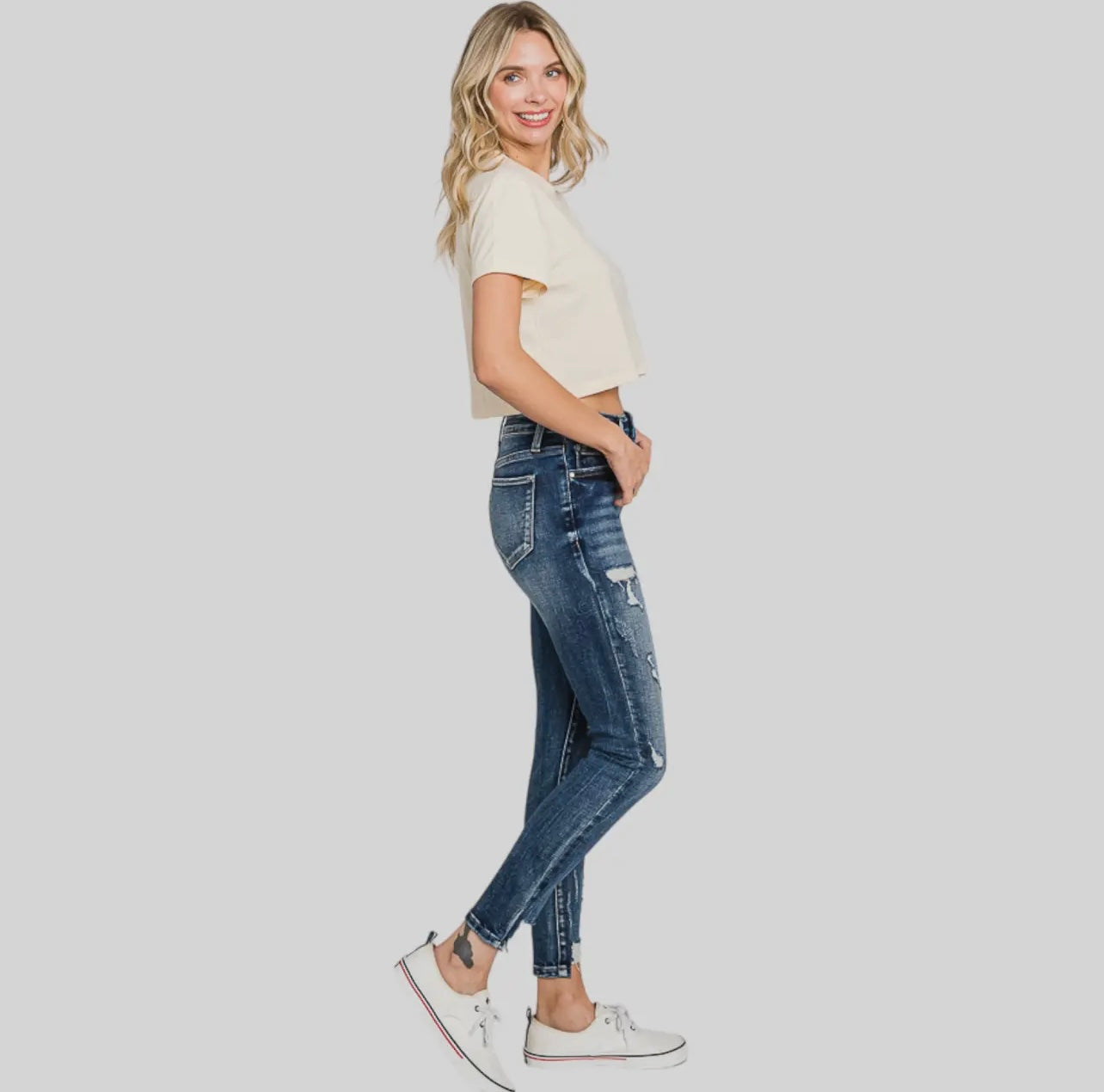 Petra153 High Rise Ankle Skinny
Jean w/ Destroved Hem