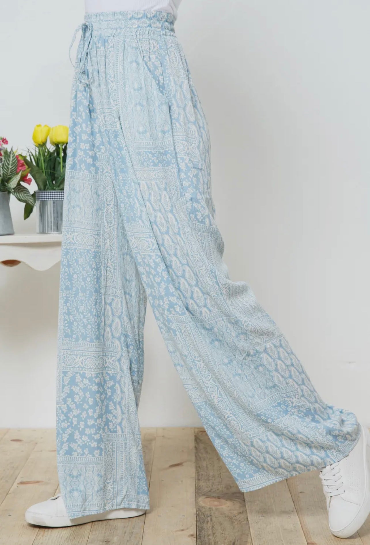 Rayon Gauze Paisley Print
Waist Drawstring Pants in Powder Blue