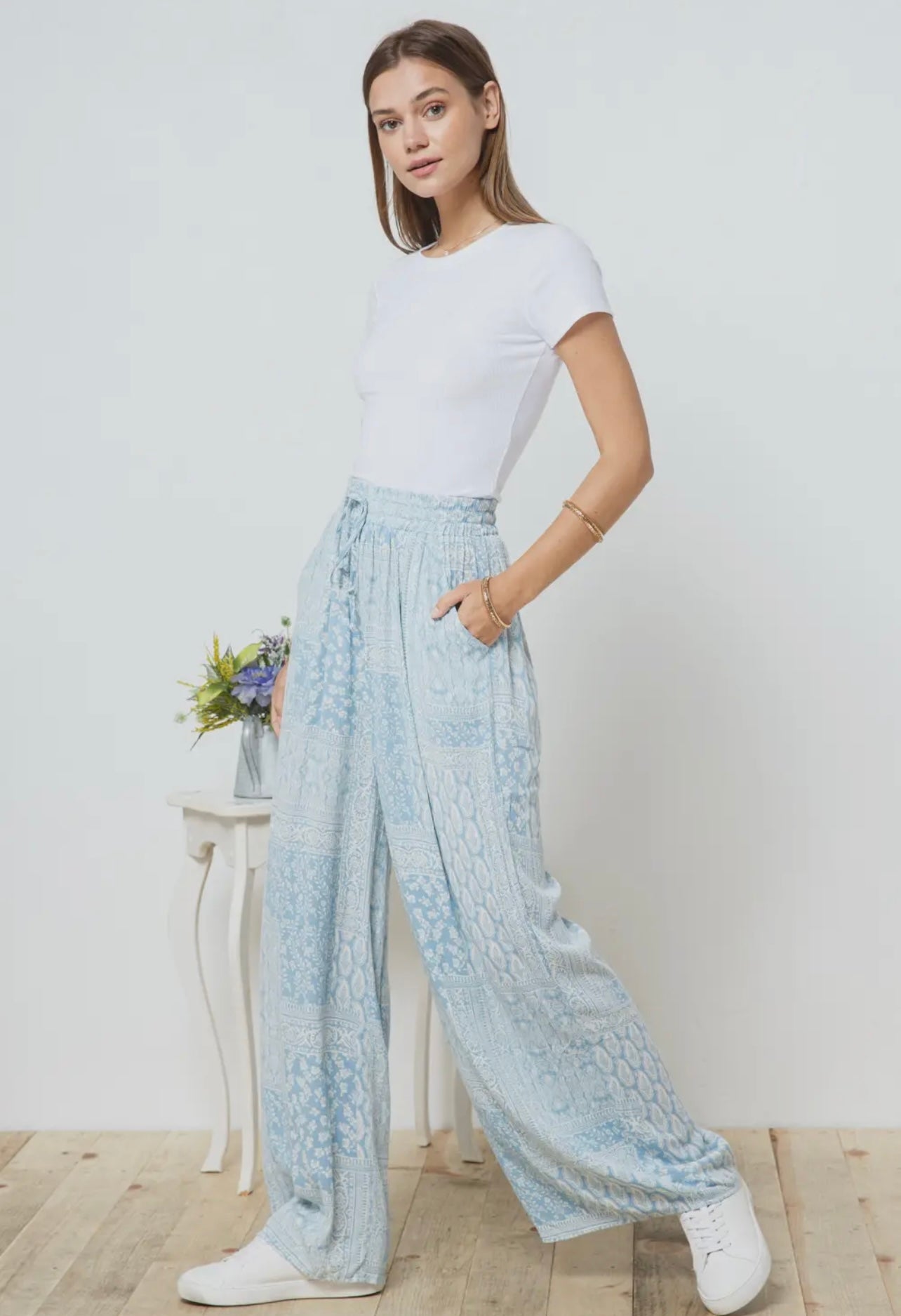 Rayon Gauze Paisley Print
Waist Drawstring Pants in Powder Blue