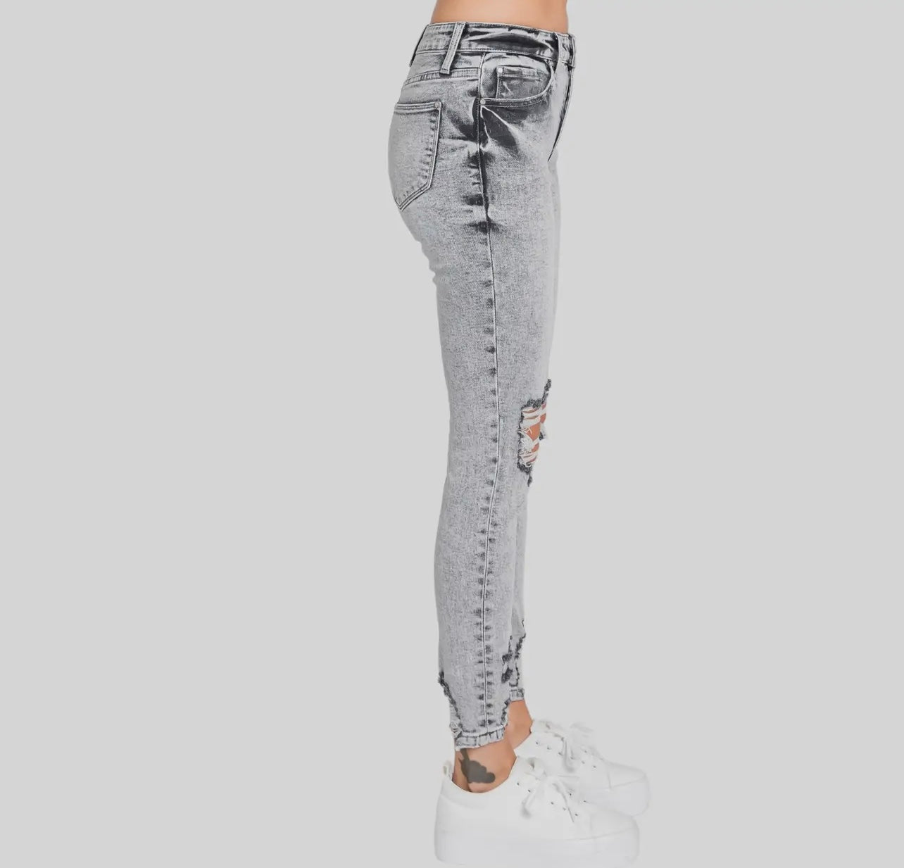 Petra153 High Rise Stretch Ankle
Skinny w/ Distressed Hem Grey Acid Wash