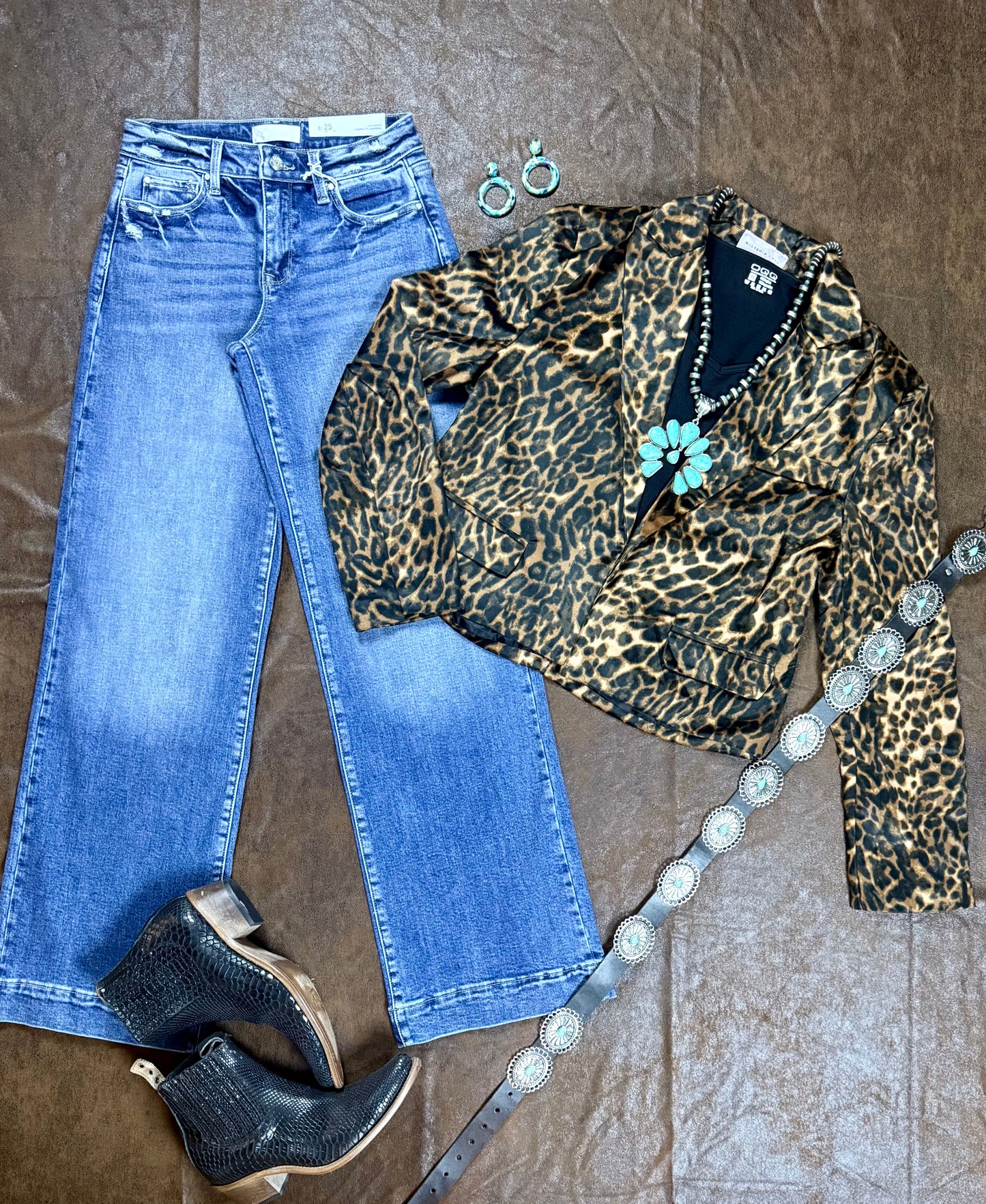 Velvet Leopard Print Cropped
Blazer