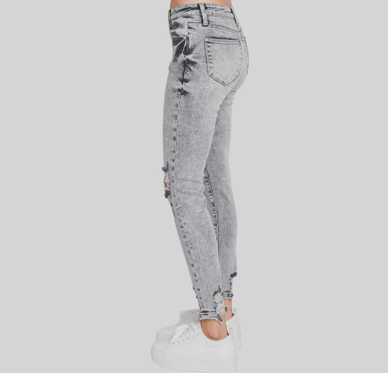 Petra153 High Rise Stretch Ankle
Skinny w/ Distressed Hem Grey Acid Wash