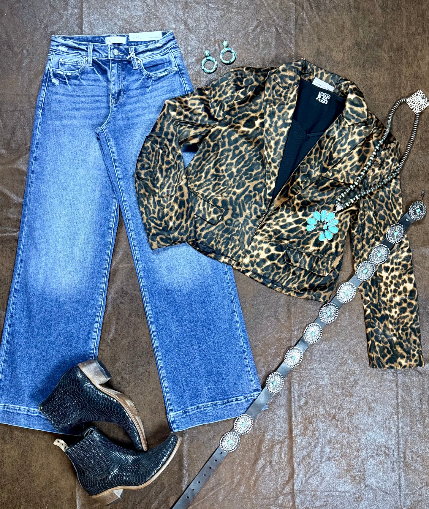 Velvet Leopard Print Cropped
Blazer
