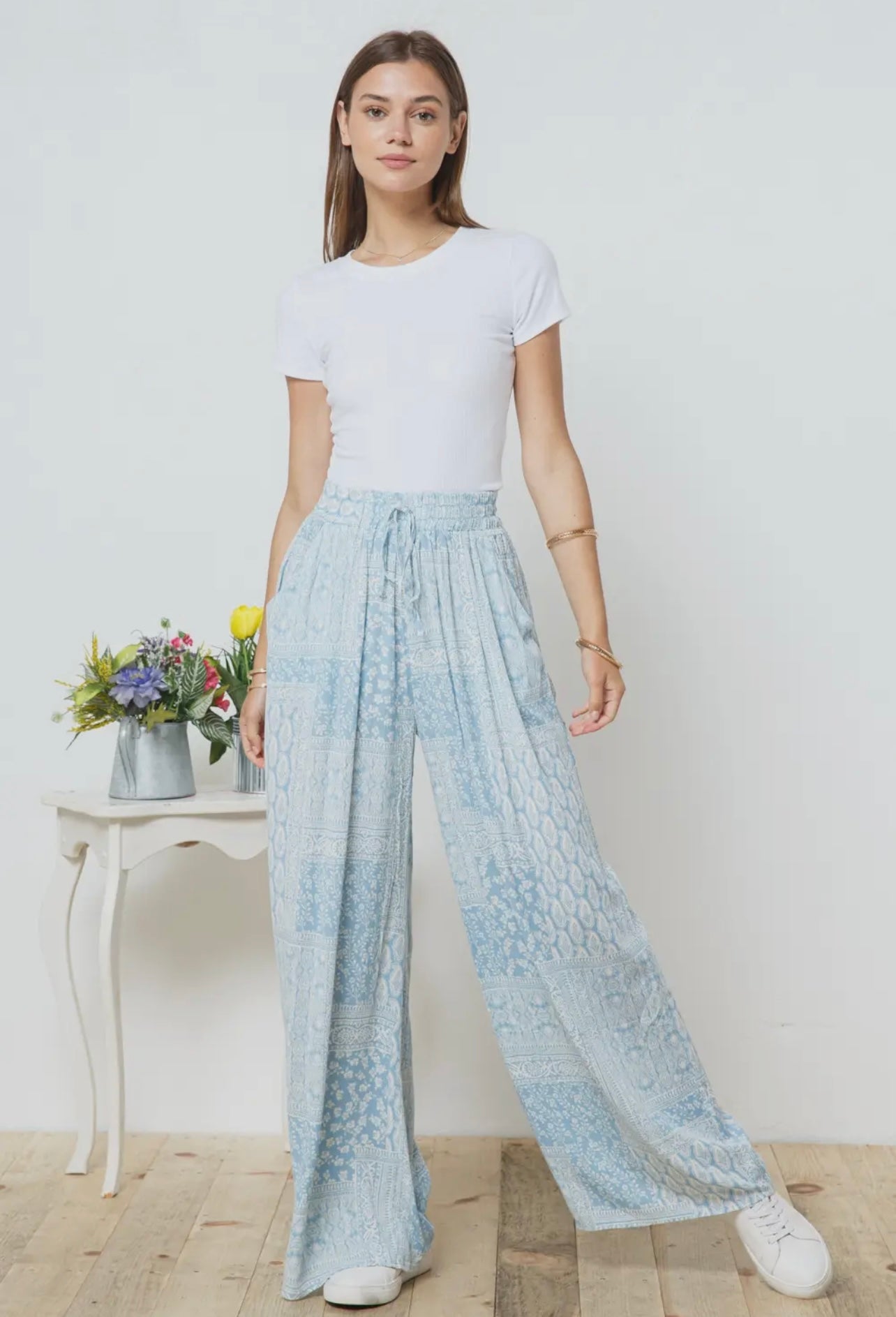 Rayon Gauze Paisley Print
Waist Drawstring Pants in Powder Blue