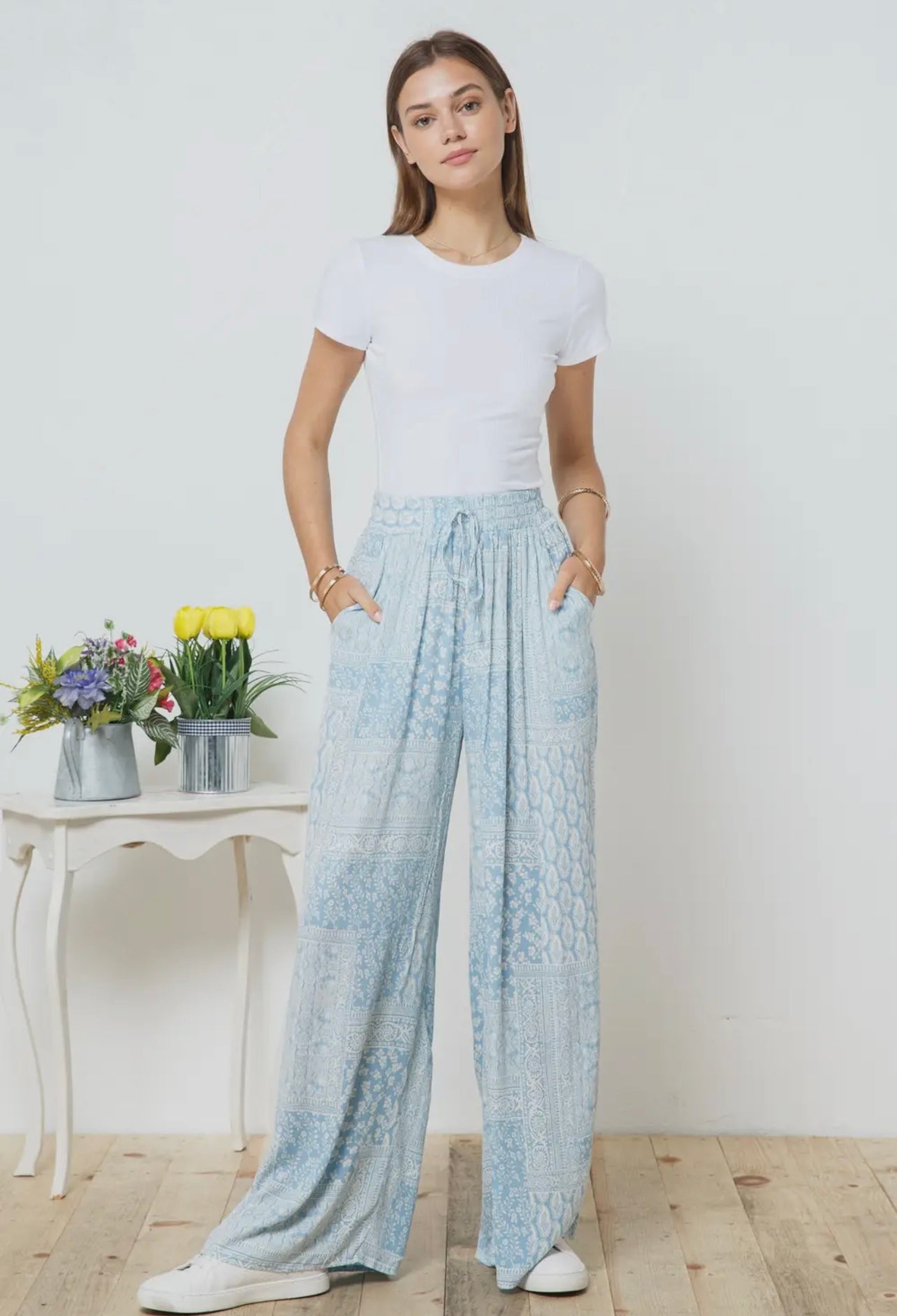 Rayon Gauze Paisley Print
Waist Drawstring Pants in Powder Blue