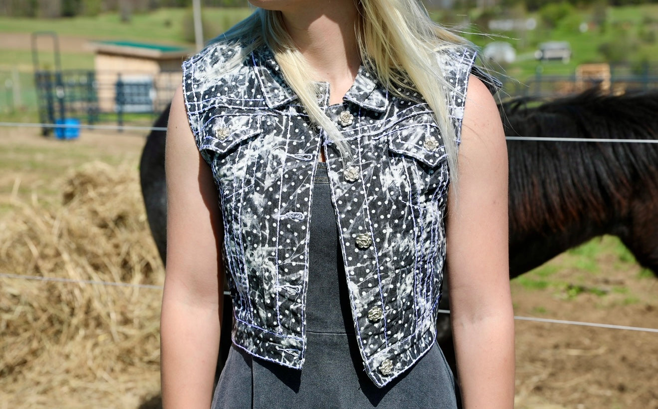 BUTTON UP POLKA DOTS
WASHED DENIM VEST